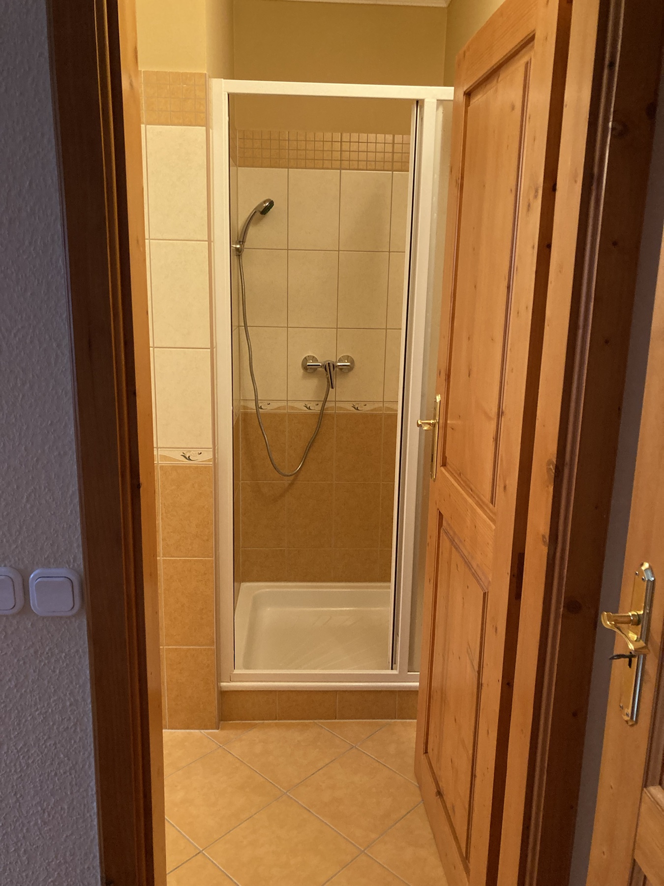 Apartman 3 zuhanyzó